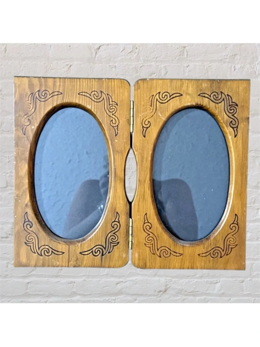 Unique VINTAGE Bi-fold PHOTO FRAME Wood Oval carved 4x7